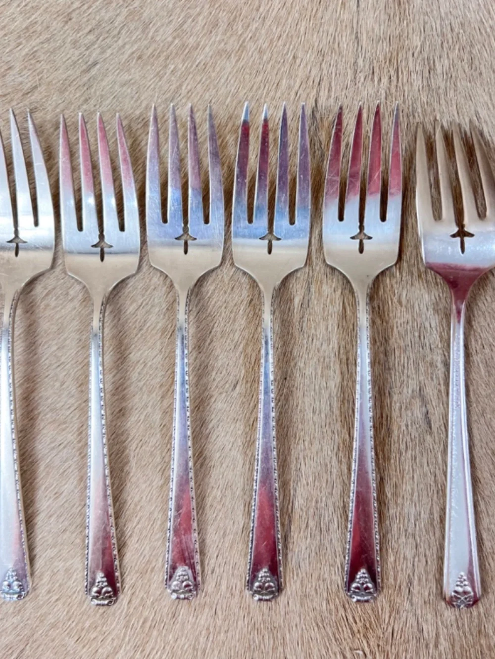 Oneida Silver Prestige 1945 'Bordeaux' Silverplate 43-Piece Flatware Set w/ Box